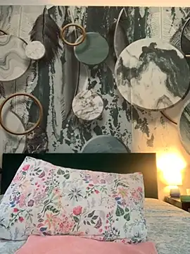 Laura Millf online show from 11-25-25, 07:52