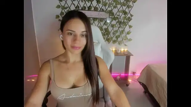 Snapshot of Sara_lopez_28 chatting on 10-27-25, 05:14 Sara lopez 28 online show from 10-27-25, 05:14