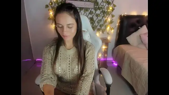 Snapshot of Sara_lopez_28 chatting on 11-11-25, 02:45 Sara lopez 28 online show from 11-11-25, 02:45