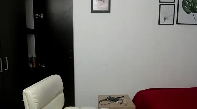 Snapshot of viki_mom chatting on 03-22-25, 04:24 viki mom online show from 03-22-25, 04:24