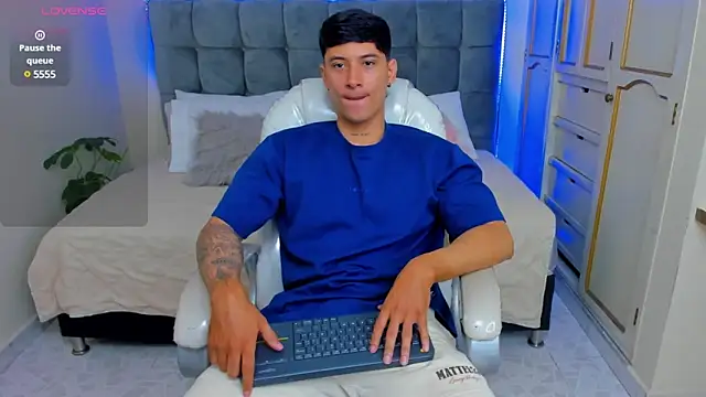 Damian23   online show from 03-18-25, 01:01