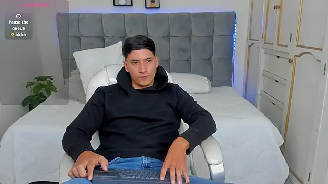 Damian23   online show from 03-11-25, 04:40