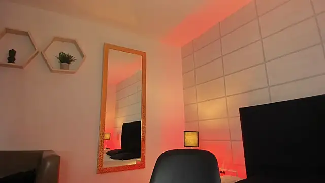 Christine Laam online show from 11-08-25, 12:52