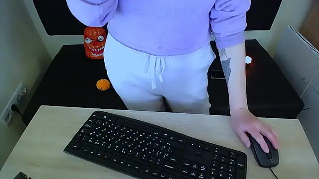 LaimaV  online show from 10-31-25, 10:01