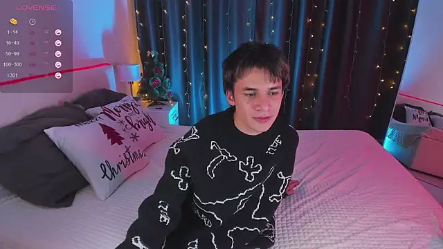 Snapshot of Andrew_Clar chatting on 12-19-24, 03:41 Andrew Clar online show from 12-19-24, 03:41