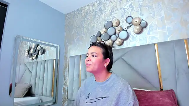 KimDevinne online show from 02-11-26, 02:33