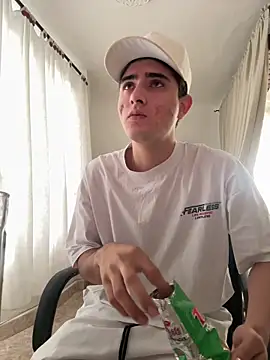 Snapshot of PhilipRich chatting on 04-10-26, 07:10 PhilipRich online show from 04-10-26, 07:10