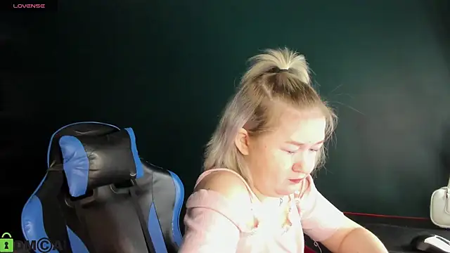 Sara Robinson online show from 06-17-26, 03:06