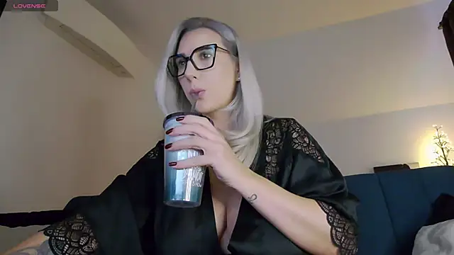 KhloeK online show from 11-20-25, 12:06