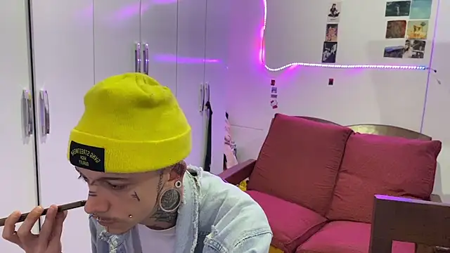 Snapshot of Seebohm1111 chatting on 11-02-25, 02:05 Seebohm1111 online show from 11-02-25, 02:05