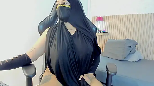 Snapshot of zully_01 chatting on 05-22-26, 12:14 zully 01 online show from 05-22-26, 12:14