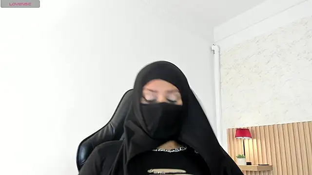 Snapshot of zully_01 chatting on 05-19-26, 12:01 zully 01 online show from 05-19-26, 12:01
