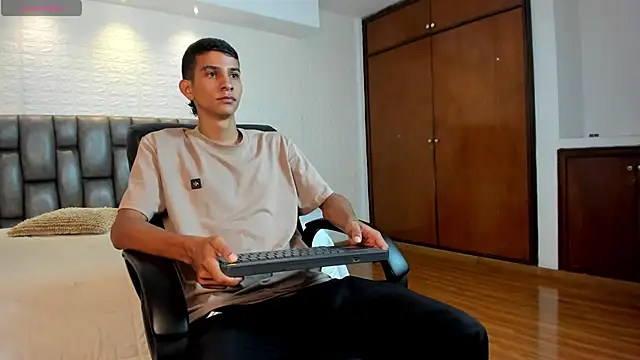 Aaron Scoot online show from 04-14-26, 08:25