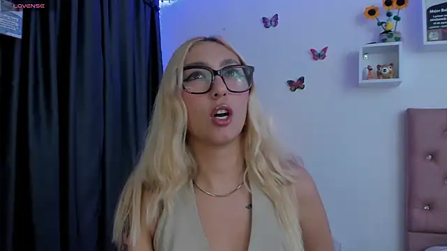 Snapshot of Soffy-brooks chatting on 05-15-26, 03:15 Soffy-brooks online show from 05-15-26, 03:15