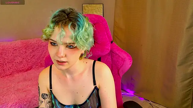 School Love online show from 02-04-25, 01:38