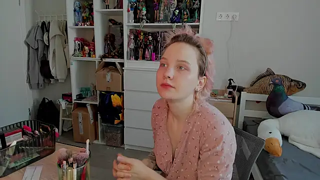 Snapshot of School_Love chatting on 02-18-26, 07:06 School Love online show from 02-18-26, 07:06