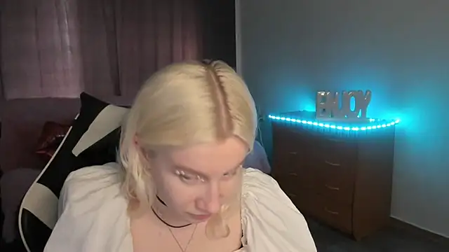 Snapshot of EnigmaSee chatting on 07-12-26, 01:17 EnigmaSee online show from 07-12-26, 01:17