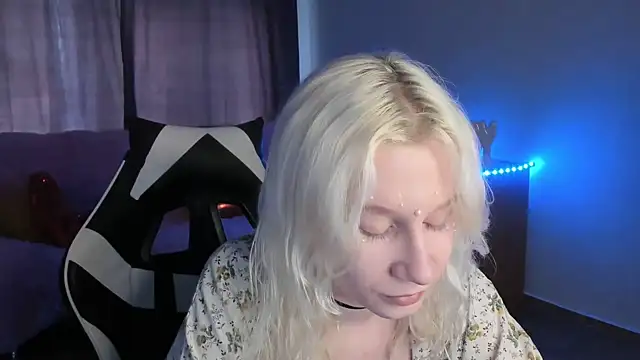 Snapshot of EnigmaSee chatting on 07-10-26, 01:49 EnigmaSee online show from 07-10-26, 01:49