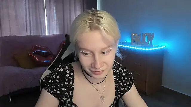 Snapshot of EnigmaSee chatting on 07-13-26, 02:33 EnigmaSee online show from 07-13-26, 02:33