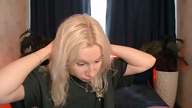 Snapshot of EnigmaSee chatting on 06-18-26, 01:48 EnigmaSee online show from 06-18-26, 01:48