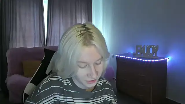Snapshot of EnigmaSee chatting on 06-19-26, 01:44 EnigmaSee online show from 06-19-26, 01:44