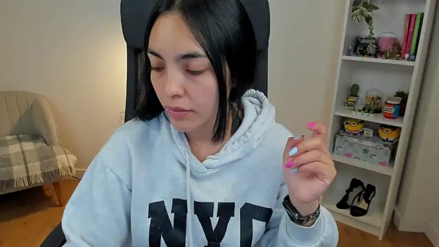 Snapshot of _BellaEvans_ chatting on 06-12-26, 04:32 BellaEvans online show from 06-12-26, 04:32
