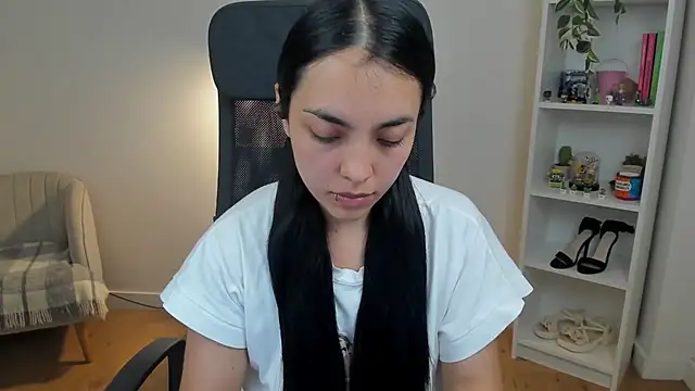 Snapshot of _BellaEvans_ chatting on 06-05-26, 04:50 BellaEvans online show from 06-05-26, 04:50