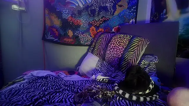 HippieBWC4U online show from 12-18-25, 04:06