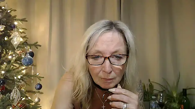 Snapshot of Ladystargazer1966 chatting on 12-22-25, 08:42 Ladystargazer1966 online show from 12-22-25, 08:42