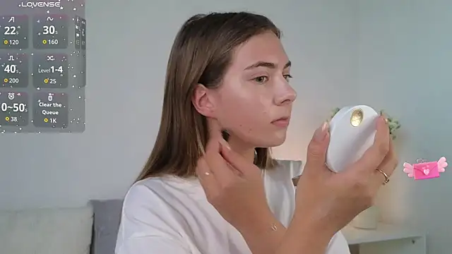 chloi hes online show from 10-10-25, 09:10