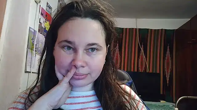 Snapshot of Cora_Maro chatting on 10-27-25, 01:01 Cora Maro online show from 10-27-25, 01:01