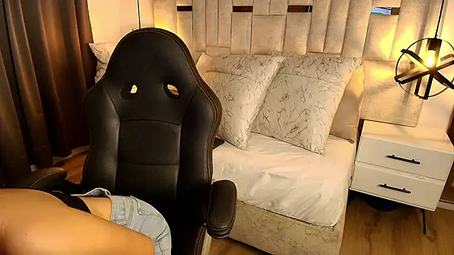 Emelie Ch1 online show from 10-28-25, 11:36