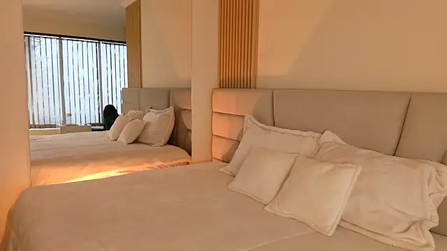 Zoe Benson online show from 11-19-25, 01:33