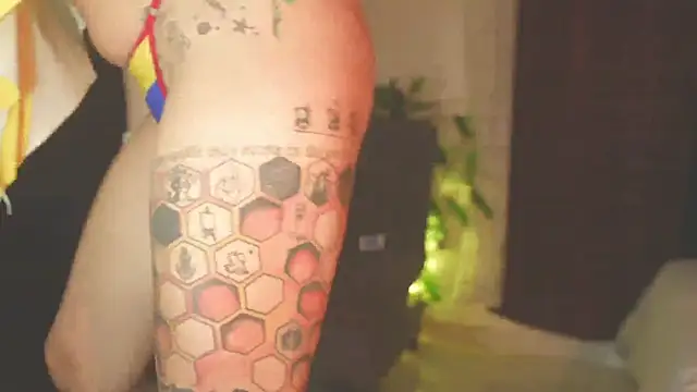 Snapshot of LorenRosse chatting on 06-17-26, 11:47 LorenRosse online show from 06-17-26, 11:47
