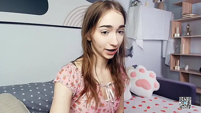 Snapshot of PollyBeev chatting on 10-27-25, 07:42 PollyBeev online show from 10-27-25, 07:42