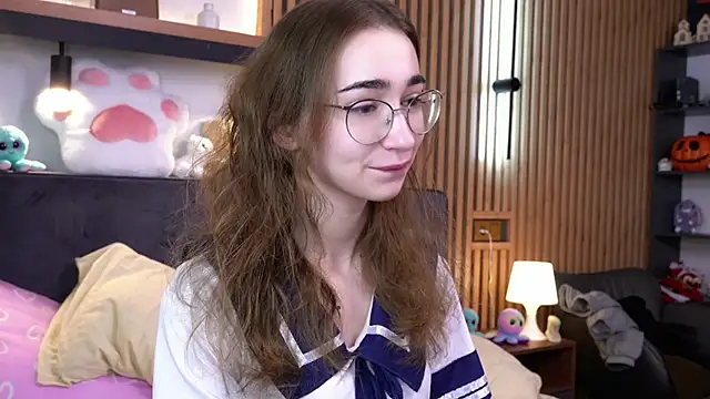 Snapshot of PollyBeev chatting on 11-15-25, 07:12 PollyBeev online show from 11-15-25, 07:12