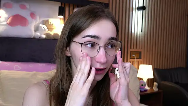 Snapshot of PollyBeev chatting on 11-16-25, 07:24 PollyBeev online show from 11-16-25, 07:24