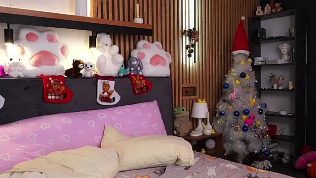 Snapshot of PollyBeev chatting on 12-15-25, 12:33 PollyBeev online show from 12-15-25, 12:33