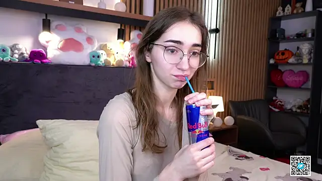 Snapshot of PollyBeev chatting on 11-18-25, 07:33 PollyBeev online show from 11-18-25, 07:33