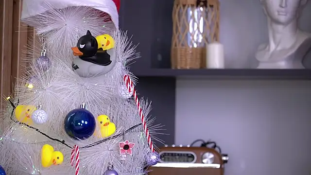 Snapshot of PollyBeev chatting on 11-23-25, 07:29 PollyBeev online show from 11-23-25, 07:29