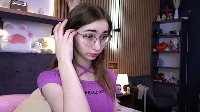 Snapshot of PollyBeev chatting on 11-14-25, 07:23 PollyBeev online show from 11-14-25, 07:23