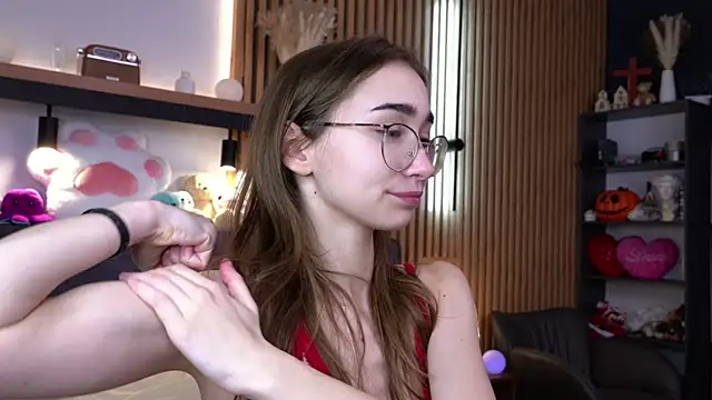 Snapshot of PollyBeev chatting on 11-17-25, 09:57 PollyBeev online show from 11-17-25, 09:57