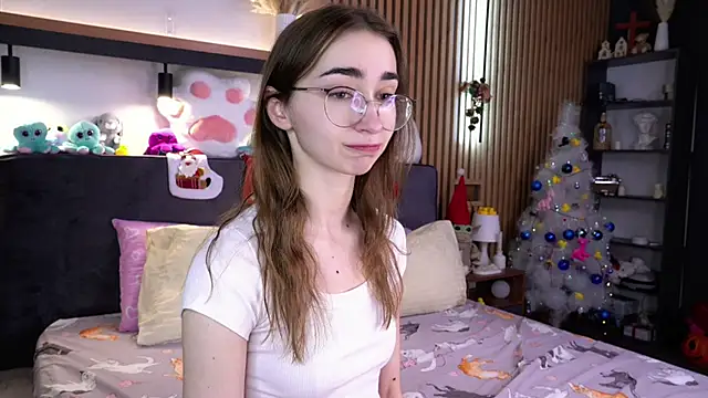 Snapshot of PollyBeev chatting on 11-29-25, 07:19 PollyBeev online show from 11-29-25, 07:19