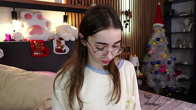 Snapshot of PollyBeev chatting on 12-20-25, 09:01 PollyBeev online show from 12-20-25, 09:01