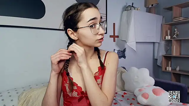 Snapshot of PollyBeev chatting on 10-28-25, 07:29 PollyBeev online show from 10-28-25, 07:29