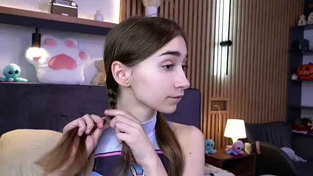 Snapshot of PollyBeev chatting on 11-13-25, 07:34 PollyBeev online show from 11-13-25, 07:34