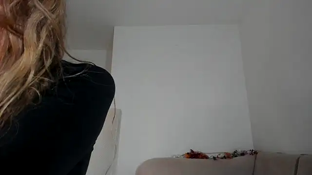 MiaMews online show from 10-26-25, 01:22