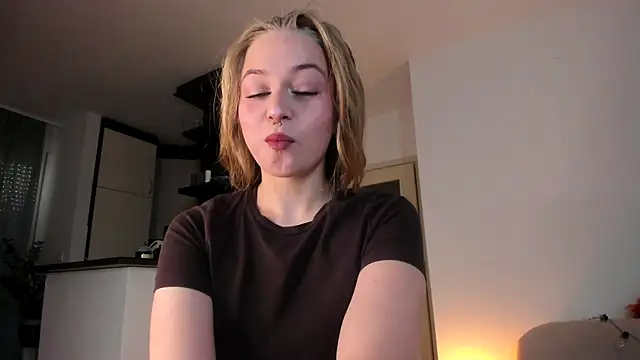 Snapshot of MiaMews chatting on 10-21-25, 12:26 MiaMews online show from 10-21-25, 12:26