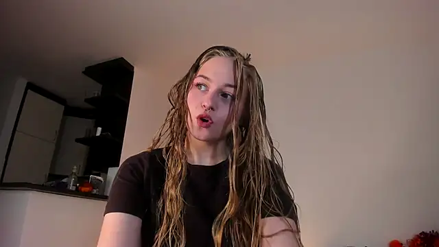 Snapshot of MiaMews chatting on 10-19-25, 11:24 MiaMews online show from 10-19-25, 11:24