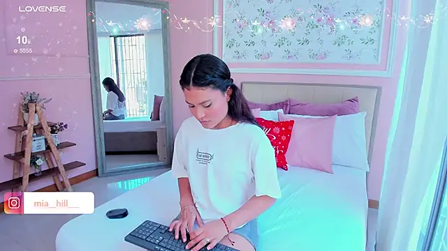 Snapshot of mia_hilll chatting on 12-06-24, 05:49 mia hilll online show from 12-06-24, 05:49